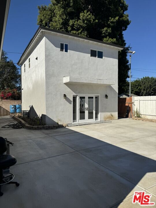 7707 Louise Ave in Los Angeles, CA - Building Photo