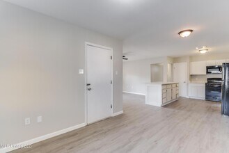 1003 Wilson Dr in Gulfport, MS - Building Photo - Building Photo