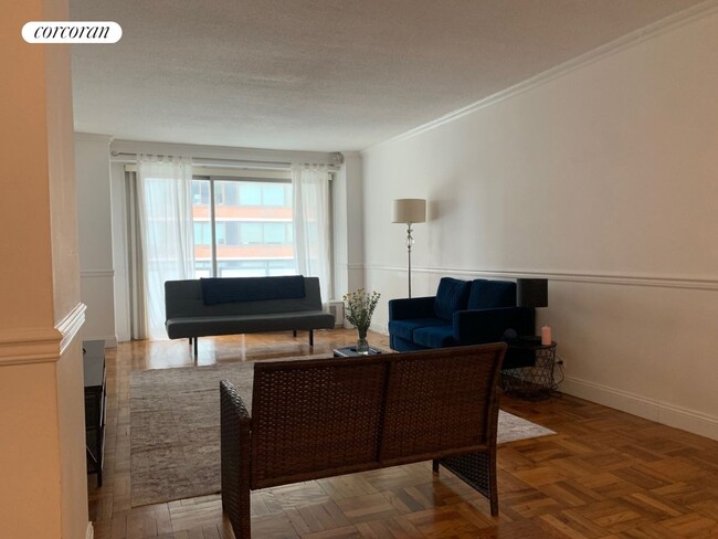 300 E 40th St in New York, NY - Building Photo - Building Photo