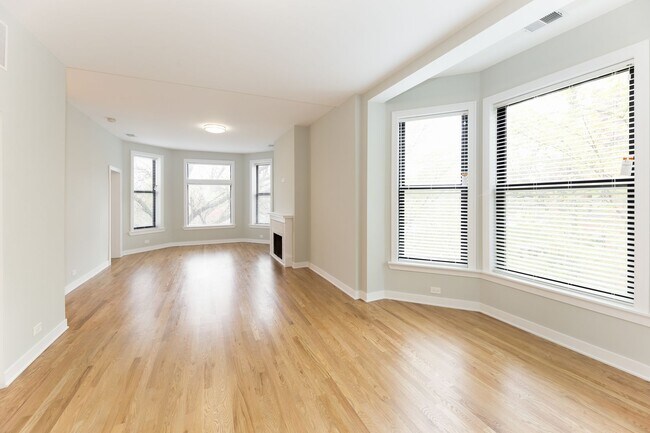 2922 W Logan Blvd, Unit 2W in Chicago, IL - Building Photo - Building Photo