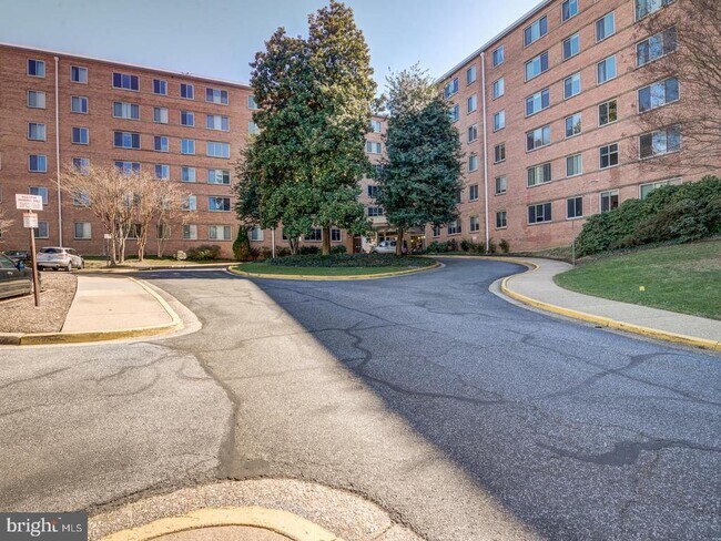 3000 Spout Run Pkwy in Arlington, VA - Building Photo - Building Photo