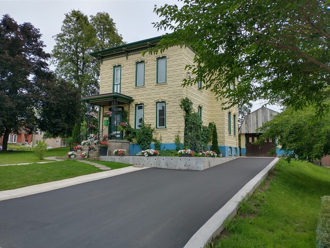 25 Courtland Ave E