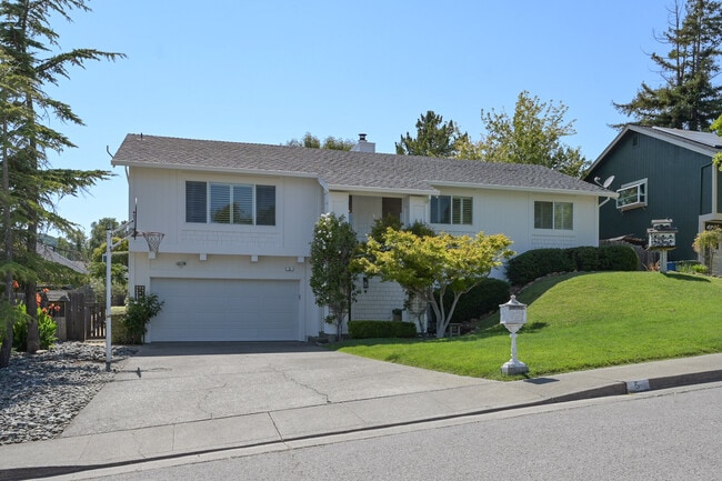 5 Santa Victoria Ct in Novato, CA - Building Photo - Building Photo