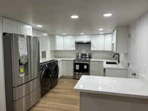 4646 S Willow St, Unit unit B in Seattle, WA - Building Photo - Building Photo