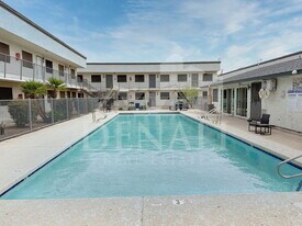 18202 N Cave Creek Rd in Phoenix, AZ - Building Photo