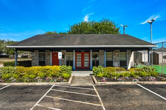 Gardens Of Victoria in Victoria, TX - Building Photo - Building Photo