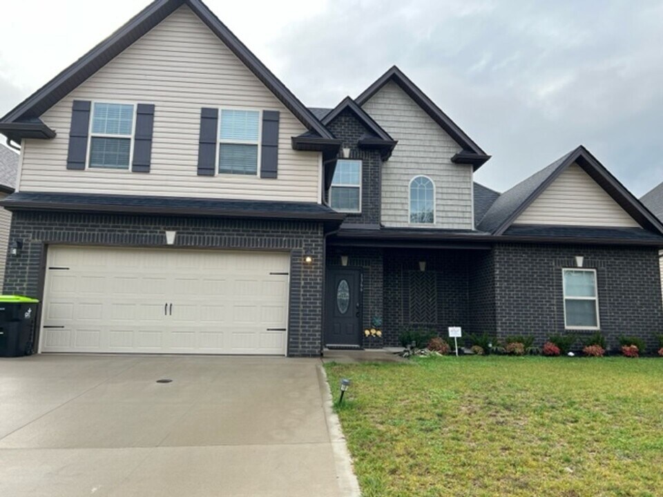 1366 Dan Brown Dr in Clarksville, TN - Building Photo