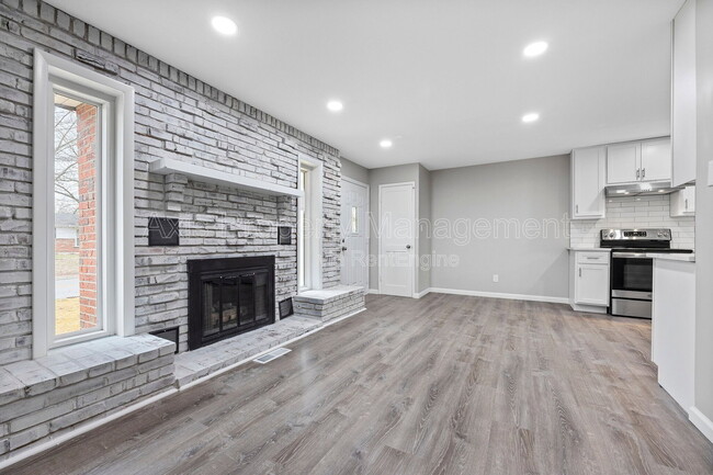 537 Lynn Haven Ln in Hazelwood, MO - Building Photo - Building Photo