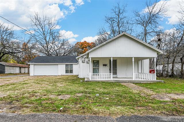 803 E 8th St in Bonham, TX - Building Photo