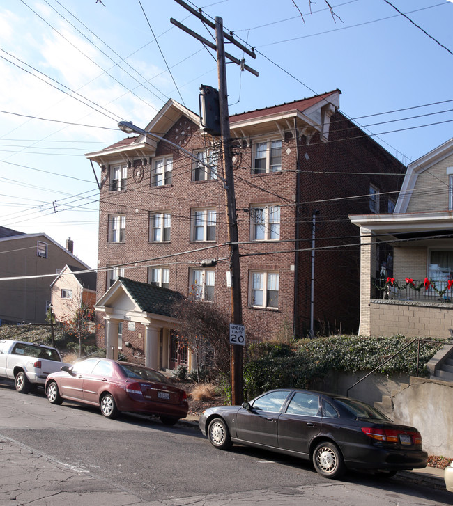 1241 Illinois Ave in Pittsburgh, PA - Foto de edificio - Building Photo