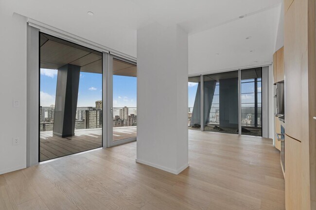 1568 Alberni St in Vancouver, BC - Building Photo - Building Photo
