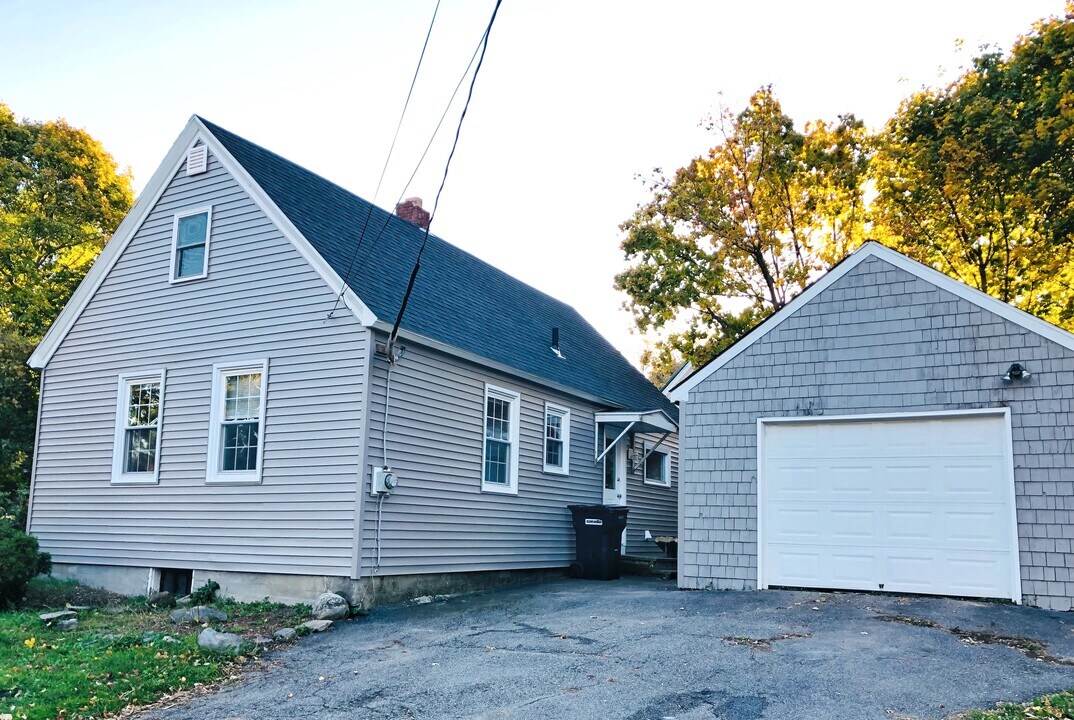102 Fruit St in Bangor, ME - Building Photo