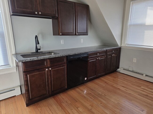 15 Woodbine St in Providence, RI - Foto de edificio - Building Photo