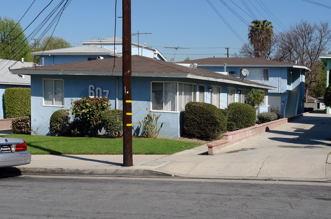 607 E Aerick St in Inglewood, CA - Foto de edificio - Building Photo