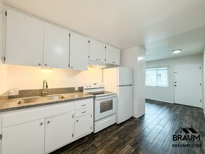 15634 Leadwell St in Los Angeles, CA - Building Photo - Building Photo