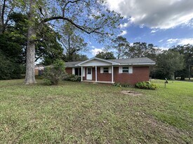 8101 4th St in Laurel Hill, FL - Building Photo