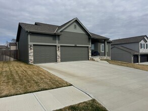 1914 Hummingbird Dr in Bellevue, NE - Building Photo - Building Photo
