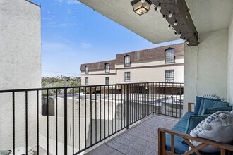 1720 Ardmore Ave, Unit 111 in Hermosa Beach, CA - Building Photo - Building Photo