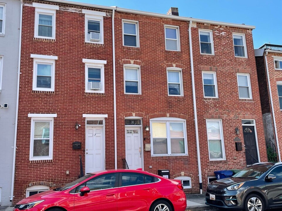 19 W West St in Baltimore, MD - Building Photo
