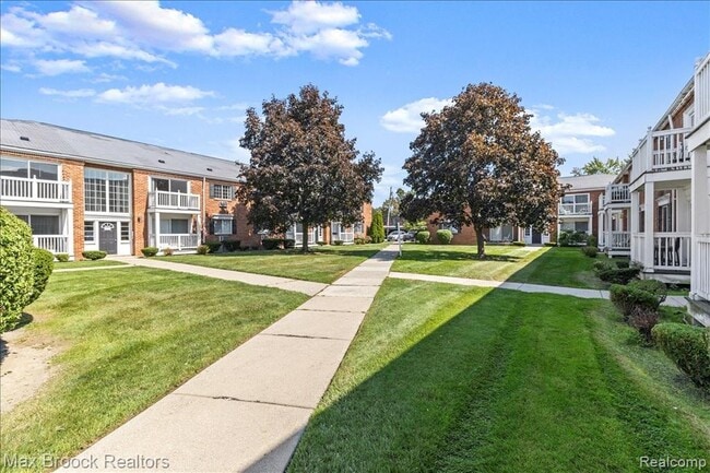 2425 Torquay Ave in Royal Oak, MI - Building Photo - Building Photo