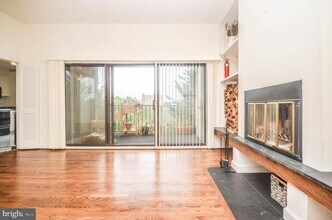 122 Roberts Ln in Alexandria, VA - Building Photo - Building Photo