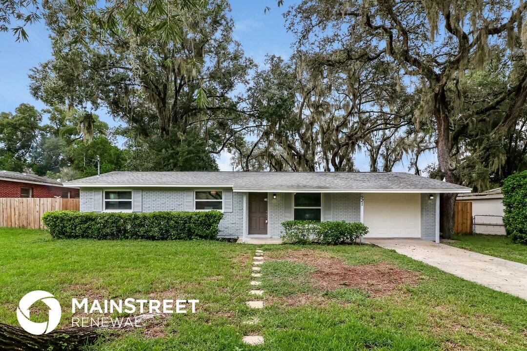 921 Hillside Dr in Lutz, FL - Foto de edificio