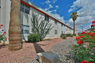 Amigos Del Sol Apartments in El Paso, TX - Foto de edificio - Building Photo