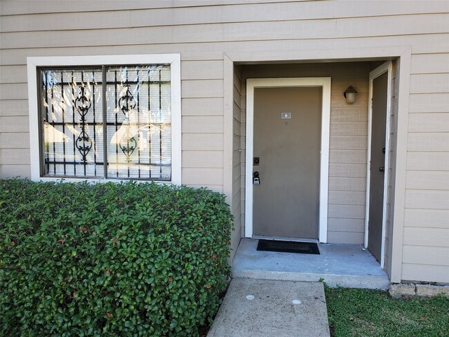 6701 Sands Point Dr in Houston, TX - Building Photo - Building Photo