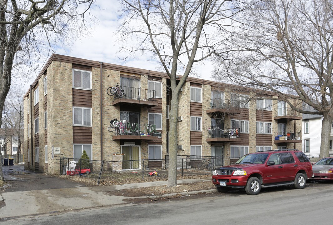 2740 Pleasant Ave S in Minneapolis, MN - Foto de edificio