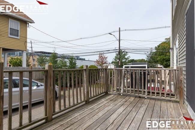 58 Holton St, Unit 1 in Boston, MA - Foto de edificio - Building Photo