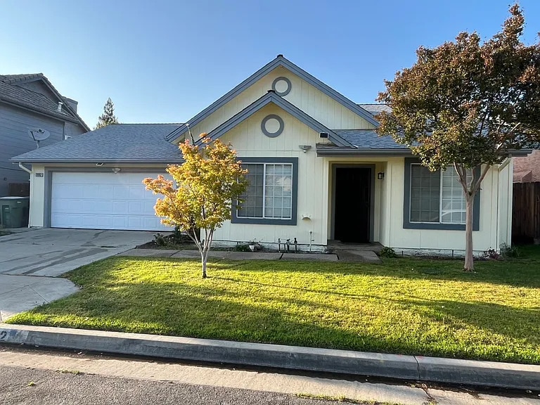 2082 E Minarets Ave in Fresno, CA - Foto de edificio