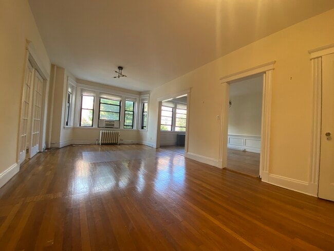 223 Saint Paul St, Unit 2 in Brookline, MA - Foto de edificio - Building Photo