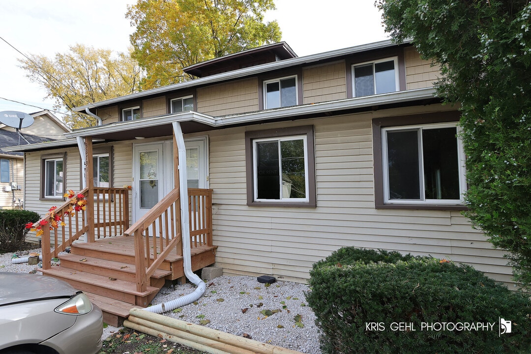 33791 N Oak St in Gages Lake, IL - Building Photo