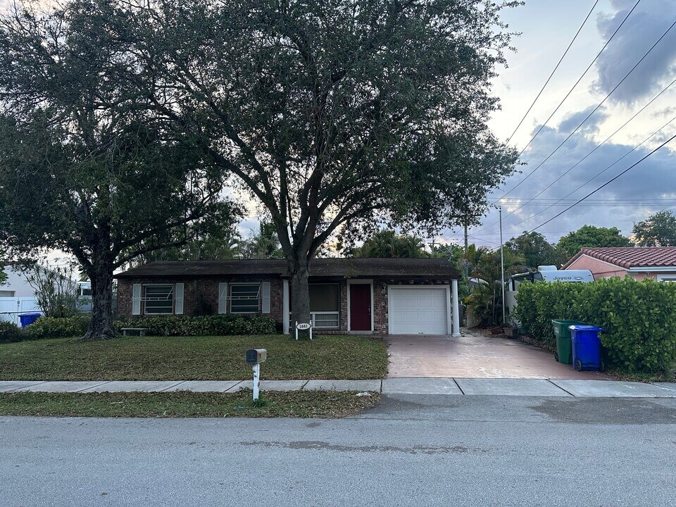 1841 SW 46th Ave in Fort Lauderdale, FL - Building Photo