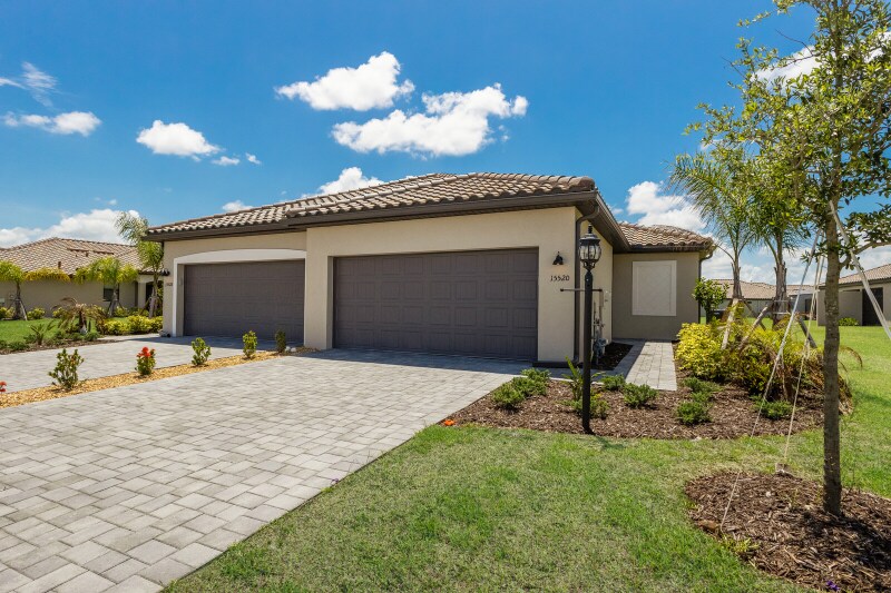 15520 Sunny Day Dr in Bradenton, FL - Foto de edificio