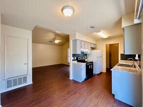 8802 Pineridge Dr in Austin, TX - Building Photo - Building Photo