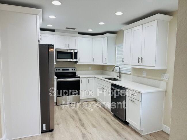 3895 Maple St NE in St. Petersburg, FL - Building Photo - Building Photo