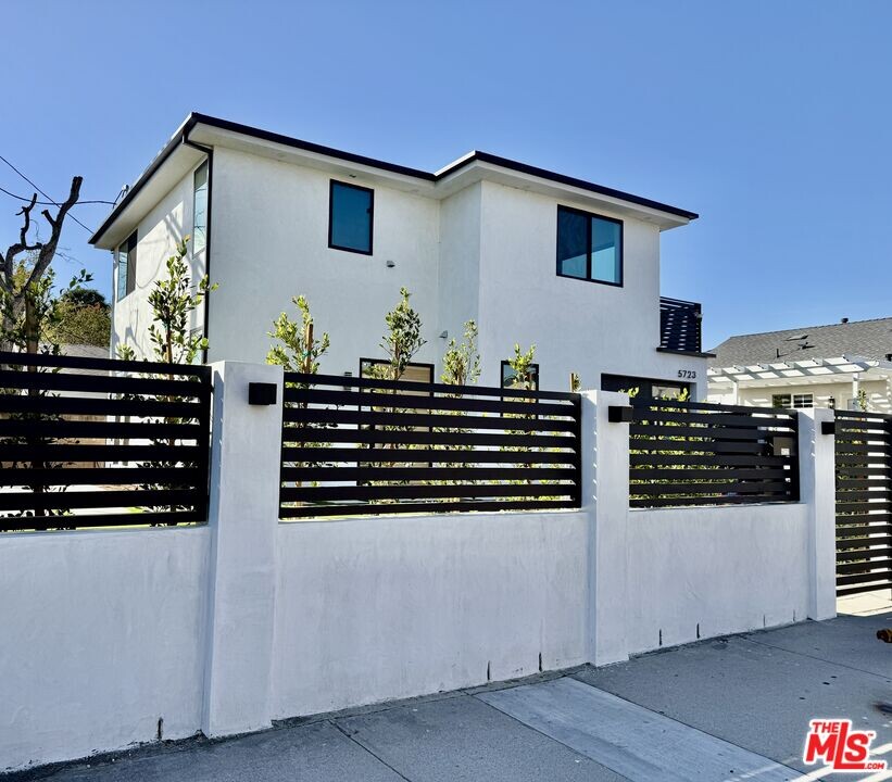 5723 Whitsett Ave in Los Angeles, CA - Building Photo