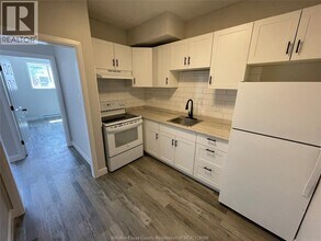 928 Howard Ave in Windsor, ON - Foto de edificio - Building Photo