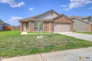1512 Doncaster Dr in Seguin, TX - Building Photo