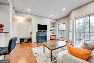 3904 Penderview Dr in Fairfax, VA - Building Photo - Building Photo