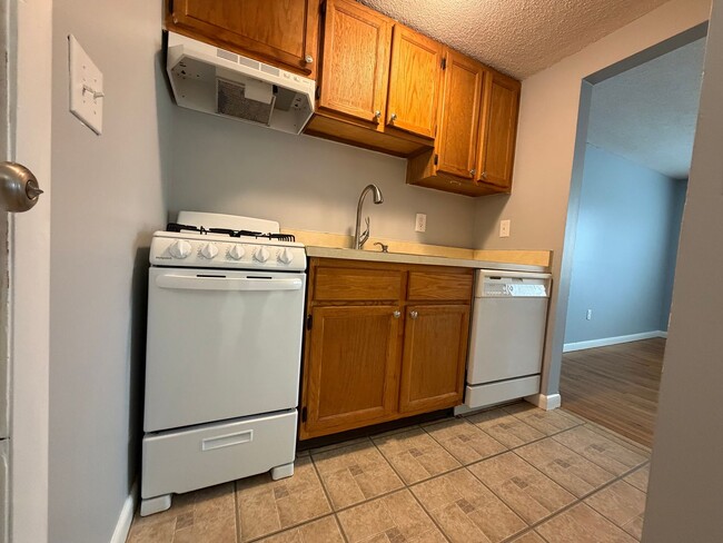 8 Dean St in Danbury, CT - Building Photo - Building Photo