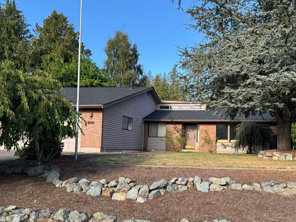 12514 Wedgewood Dr in Burlington, WA - Building Photo