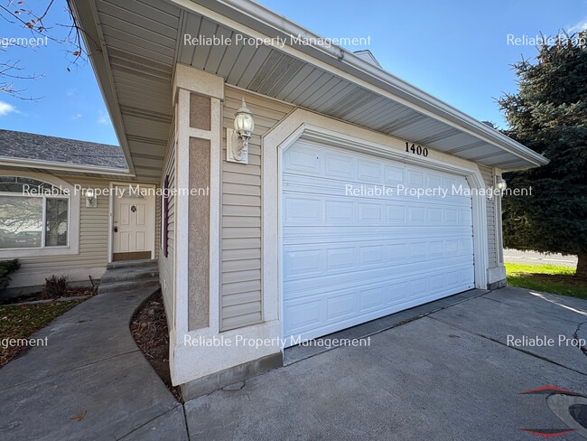 1400 Falcon Dr in Ammon, ID - Foto de edificio - Building Photo