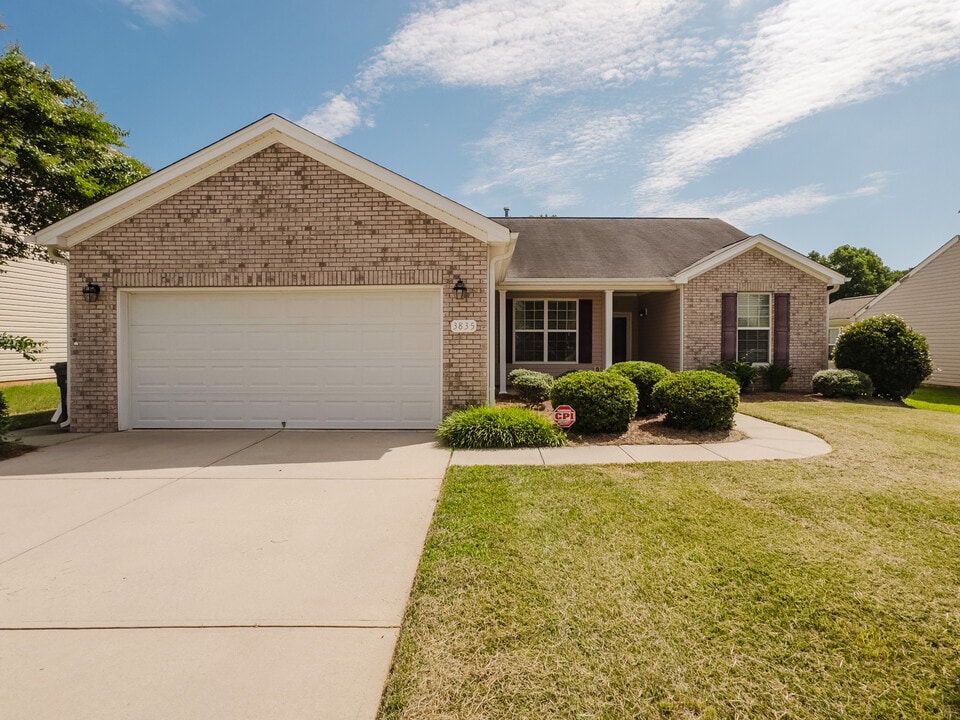 3835 Raintree Dr in Greensboro, NC - Building Photo