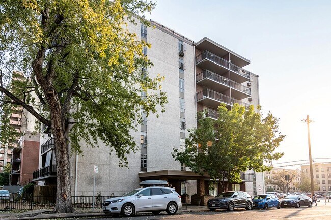 1065 N Logan St, Unit 211 in Denver, CO - Building Photo - Building Photo
