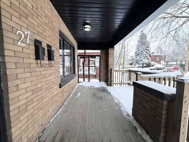 27 Melrose Ave S in Hamilton, ON - Building Photo - Building Photo