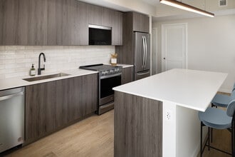 Avalon South Miami in South Miami, FL - Foto de edificio - Building Photo