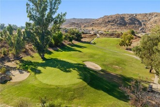 8325 Carnoustie Ave in Hemet, CA - Foto de edificio - Building Photo