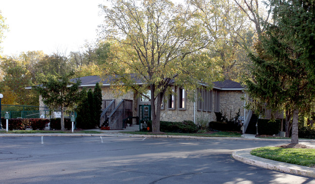 Flats at Meridian Hills in Indianapolis, IN - Foto de edificio - Building Photo